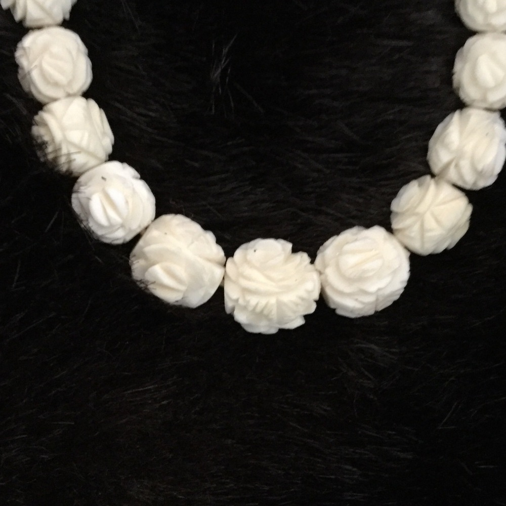 VINTAGE CARVED CABBAGE ROSE NECKLACE